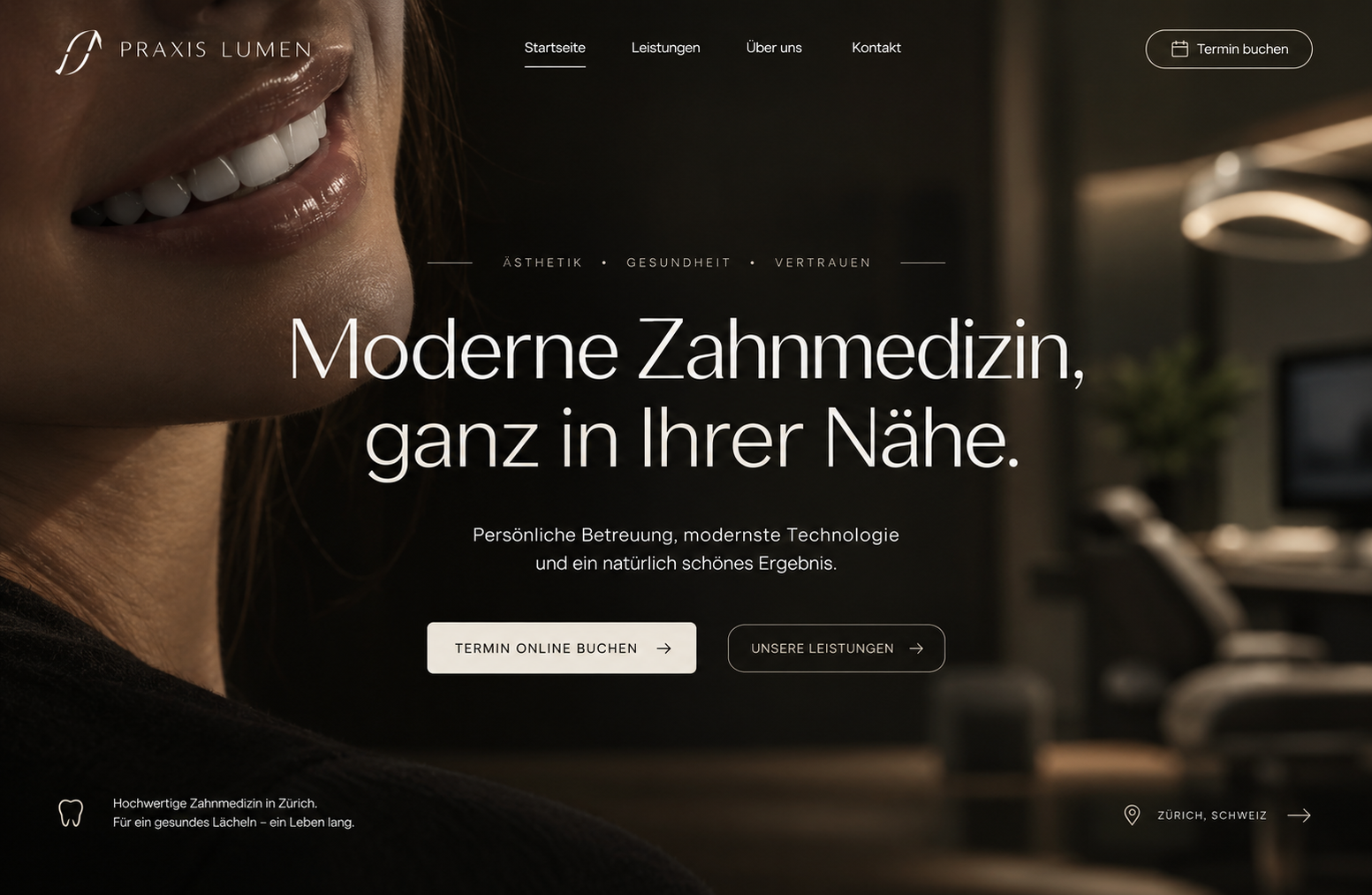 Designkonzept für die Website einer Zahnarztpraxis: Porträt einer lächelnden Frau vor dunkler Praxis mit Headline und Termin-Button